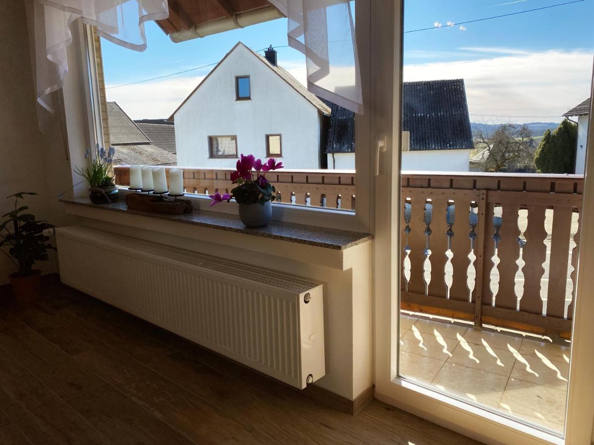 Gaestehaus Beim Metzger / Doettingen Am Nuerburgring Dottingen  Bagian luar foto